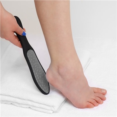 Тёрка для ног, лазерная, двусторонняя, прорезиненная ручка, 26 см, цвет чёрный